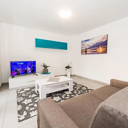 Blue Sky Apartment *